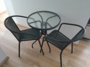 Stolik okrągły + dwa krzesła. Metal i rattan techniczny. Stan bardzo dobry.