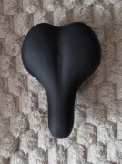 Czarne siodełko rowerowe o ergonomicznym kształcie – wygoda podczas jazdy