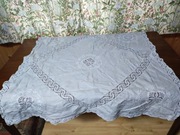 Lniany obrus z haftem i koronką 100x100