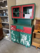 Stary kredens kuchenny z duszą