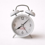 Klasyczny budzik zegar biały z dzwonkami w stylu retro na baterie analogowy