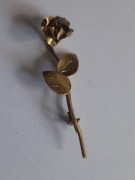 MAŁA BROSZKA  METALOPLASTYKA - RÓŻA