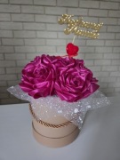 Flower Box „Kochanej Mamie” – ręcznie wykonany prezent z satynowych róż