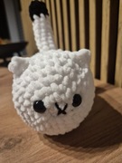 Ręcznie wykonany szydełkowy kotek z miękkiej pluszowej włóczki