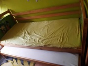 łóżko z dodatkowym łóżkiem, szufladami, zabezpiecz