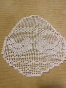 Wielkanocna serwetka szydełkowa ażurowa z kurczakami  