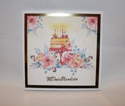 Kartka na urodziny złota kolorowa tort ze świeczkami i kwiaty elegancka