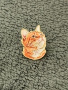 Emaliowana przypinka/pin rudy kotek ze złotym obrysem