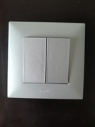 LEGRAND ŁĄCZNIK ŚWIECZNIKOWY 10AX ALUMINIUM NILOE STEP 863305 z ramką