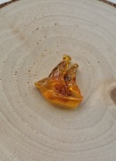 Zawieszka statek łódka z bursztynu