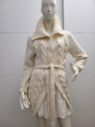 Ręcznie robiony gruby sweter off white kolor owczej wełny z paskiem 