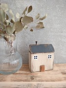 Drewniany domek beżowy dekoracja