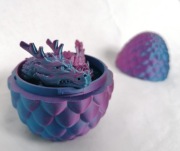 Figurka smoka z jajkiem 28 cm, druk 3d, kolorowy gradient