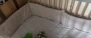 Szary ochraniacz do łóżeczka 150x25 Babymam