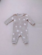 polarowy pajacyk rozpinany z motywem gwiazdek