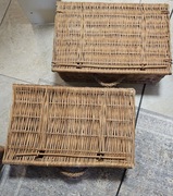 Dwa wiklinowe kosze walizki z rączkami  mniejsze