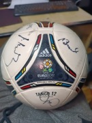 Piłka FIFA 2012 z autografami piłkarzy Śląska Wrocław