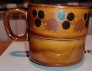 Brązowy kubek Tułowice, ozdoba kamionka ceramika PRL