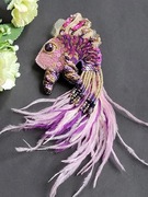 Broszka "Magiczna różowa rybka" haftowana koralikami i cekinami HANDMADE
