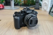 Aparat Nikon ZF w idealnym stanie + obiektyw 40mm f2 i uchwyt na gwar.