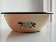 Metalowa, emaliowana miska, dwa kwiaty 