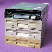 4 stacje dyskietek 3.5" HD 1.44MB - zmęczone, naprawa lub części