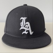 Czapka z haftem LA – ponadczasowa klasyka w miejskim stylu