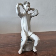Figurka porcelanowa chłopca - Lippelsdorf.