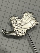 broszka szpila jednooki aniołek z mieczem i skrzydłami ważki