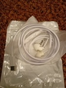 słuchawki dokanałowe USB Typu-C firmy Samsung, model EO-IC100.