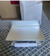 Uchwyt na papier toaletowy z półeczka na telefon