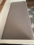 Prześcieradło bawełniane z gumką Ikea Varvial szare 80 x 200