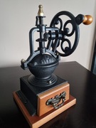 Stary żeliwny młynek na korbkę 