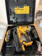 Gwoździarka do betonu XR 18V 2x5,0Ah DeWALT DCN890P2 + walizka