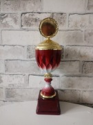 Puchar sportowy trofeum złoto-czerwone DB-8 z pokrywką 36 cm, używany