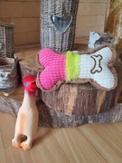 piszcząca zabawka dla psa i kość materiałowa