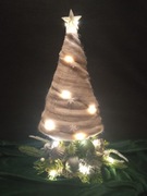 Choinka stroik z wełny czesankowej ze światełkami 