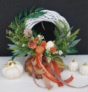 Piękny wianek  jesienny z dyniami