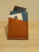 skórzane etui na karty i jakieś drobne 