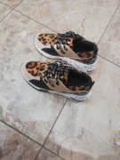 nowe sneakersy i sandałki. Botki i na obcasie używane 