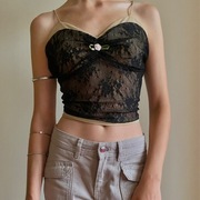 Krótki top na ramiączkach z rozetą