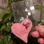 2 lupy wielkości karty kredytowej i brelok różowo-szary