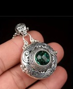 Naszyjnik z otwieranym medalionem 