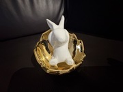 Uroczy biały zajączek w złotej skorupce jajka ceramika szkliwiona Wielkanoc