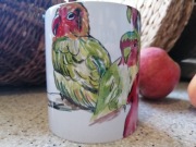 Kubek z kolorowymi papugami 