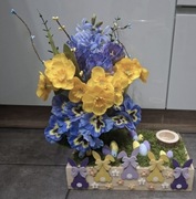 Stroik wielkanocny wiosenny kwiaty gumowane mech jajeczka króliczki