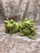 Pięny zestaw świec świeczek dwie żaby żabki