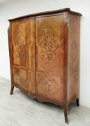 Intarsjowana szafa w stylu Ludwika XV z kwiatowym motywem. Po renowacji.