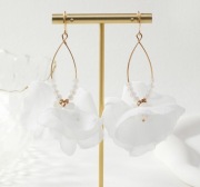 Kolczyki kwiaty szyfonowe białe z koralikami 