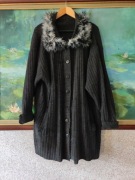 długi szary sweter luźny wełniany kardigan kołnierz z piór marabuta